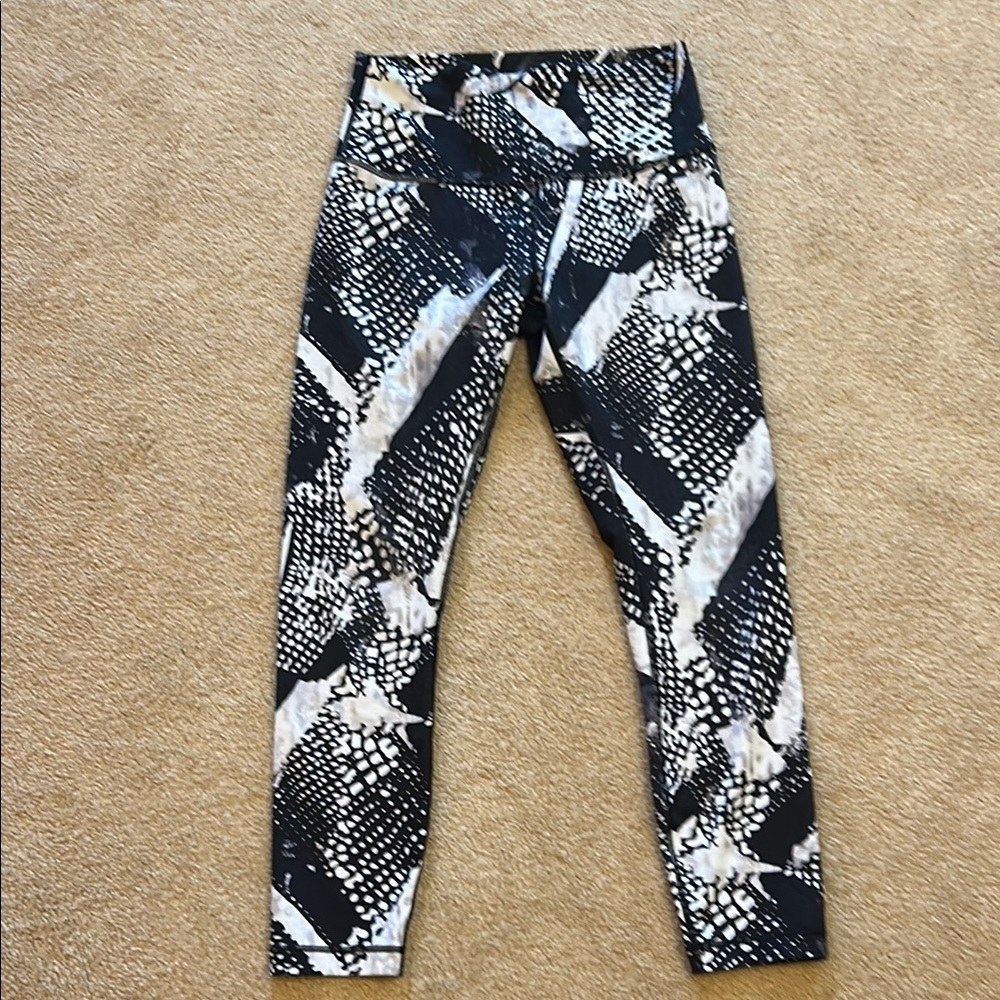 Lululemon Black & White Print Leggings. Size 8